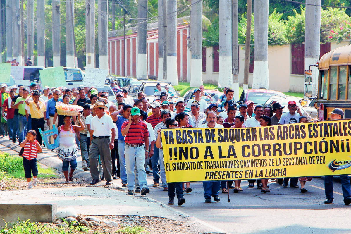 Trabajadores de distintas sectores de Retalhuleu exigen mejoras salariales. (Foto Prensa Libre: Rolando Miranda)