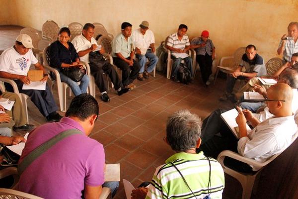 Agricultores de Suchitepéquez y del sur de Sololá se reúnen con el  gobernador Édgar Cano. (Foto Prensa Libre: Omar Méndez)