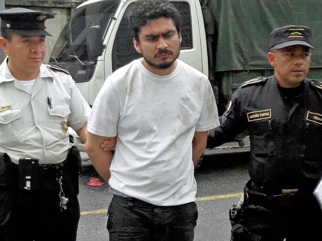 Rudy Francisco Quiroa, de 22 años, alias el Destructor, fue capturado en la 14 avenida y 5a calle, zona 1 capitalina, el 11 de junio último, durante un operativo masivo contra extorsionistas. (Foto Prensa Libre: Cortesía PNC)