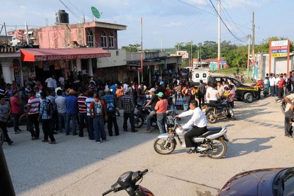 Curiosos y autoridades en la escena del crimen, en Sayaxché, Petén. (Foto Prensa Libre Rigoberto Escobar)