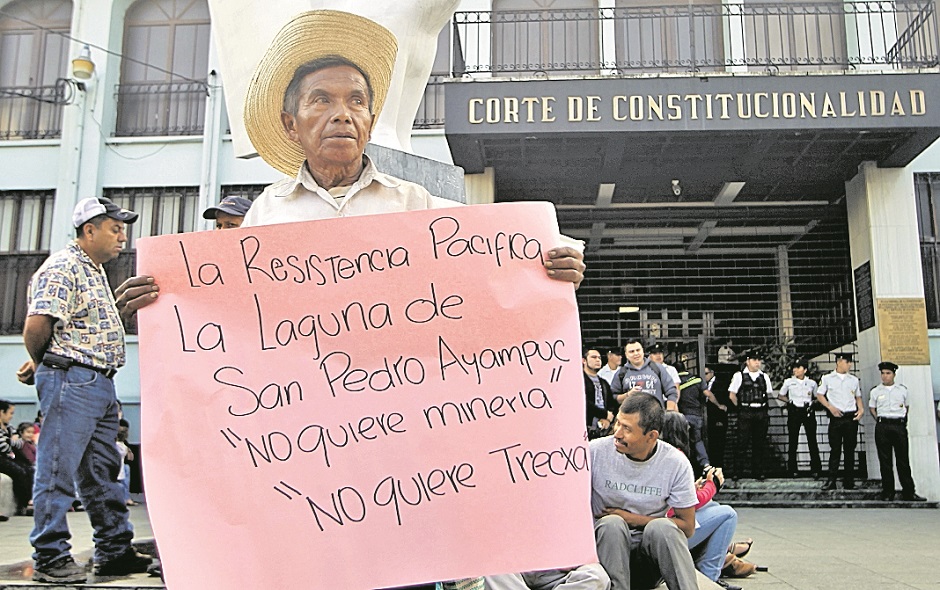 Protesta en contra de la mina de La Puya frente al a Corte de Constitucionalidad donde exigen a los magistrados que no quieren la mina. (Foto Prensa Libre: Érick Ávila)