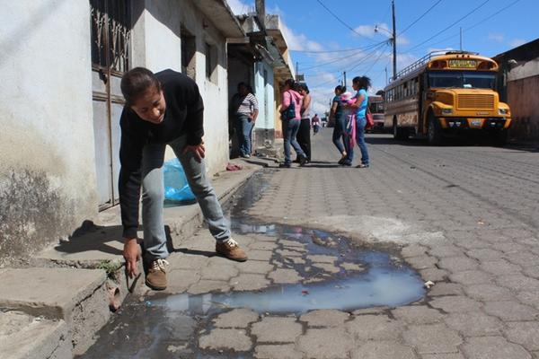 Vecina muestra  agua sucia que corre en el área urbana de San Vicente Pacaya, Escuintla, debido a la falta de alcantarillas. (Foto Prensa Libre: Melvin Sandoval)
