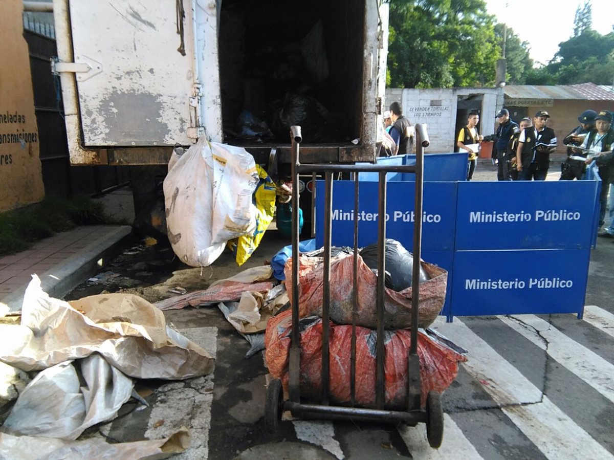 El cuerpo de Jorge Luis Salvador Herrera, quedó tendido a un lado del camión de basura en el que trabajaba. (Foto Prensa Libre: Estuardo Paredes)