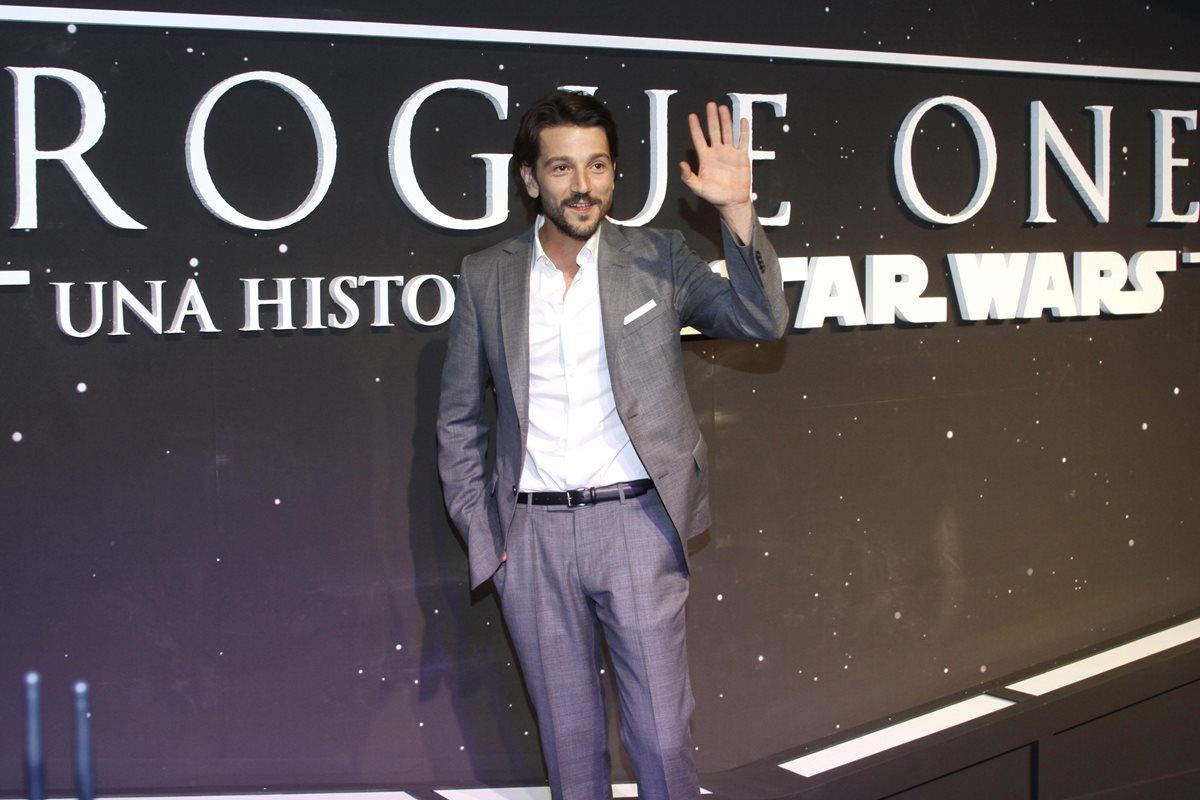 El actor mexicano Diego Luna interpreta a Cassian Andor, un capitán rebelde. (Foto Prensa Libre: EFE)