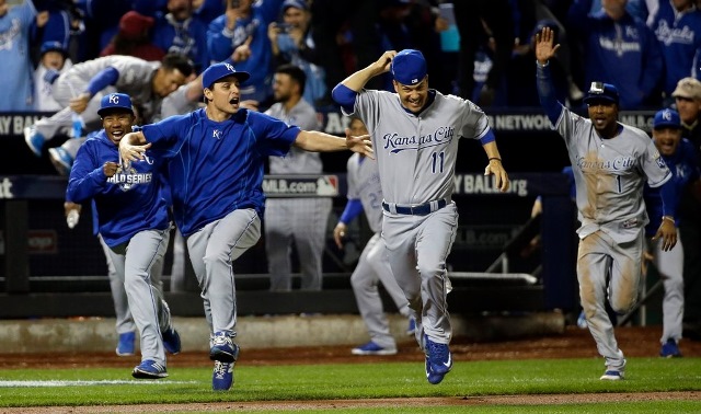 Reales de Kansas City celebran triunfo ante Mets de Nueva York. (Foto Prensa Libre:  AFP)