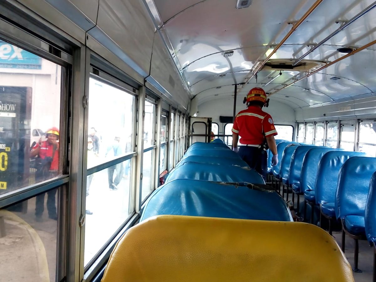 Interior del autobús donde el pasajero repelió el asalto.  (Foto Prensa Libre: Óscar Rivas)