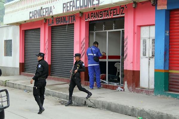 Policía de Jalapa encuentra a persona degollada, presuntamente tras una riña en un bar. (Foto Prensa Libre: HUGO OLIVA)<br _mce_bogus="1"/>