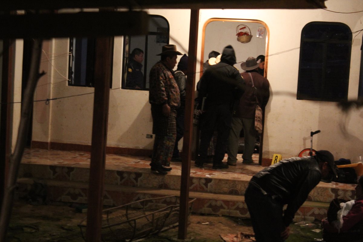 Investigadores de la PNC recaban evidencias en vivienda donde fueron localizados los cadáveres de una mujer y un menor, en la cabecera de Sololá. (Foto Prensa Libre: Ángel Julajuj)