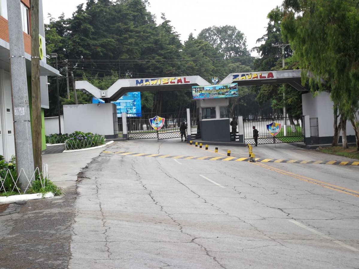 Alrededores de la Base Militar Mariscal Zavala es resguardada por efectivos del Ejército y agentes de la PNC. (Foto Prensa Libre: Érick Ávila)