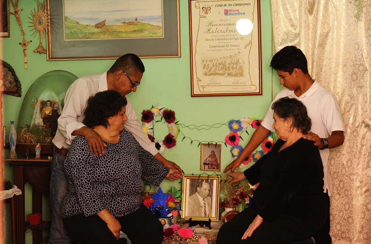 Familiares recuerdan al extécnico Rubén Amorín, en un altar en la que fue su casa de habitación, tras un año de su fallecimiento. (Foto Prensa Libre: Francisco Sánchez).