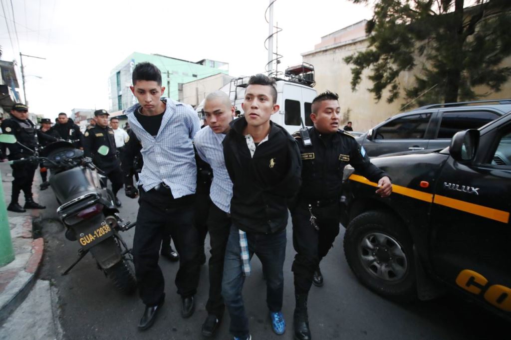 Los tres presuntos pandilleros del Barrio 18 que perpetraron el ataque en la zona 18, fueron llevados por la Policía a un juzgado de turno. (Foto Prensa Libre: Paulo Raquec) 