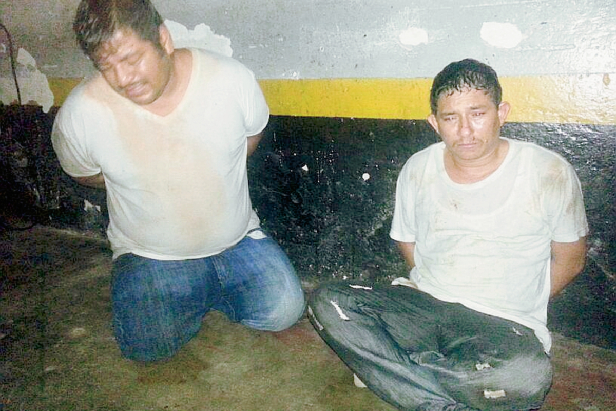 Marvin Augusto  Zamora Escobar y  Edwin Aroldo Orantes Zepeda fueron rescatados por la PNC cuando eran vapuleados por pobladores, en Retalhuleu.   (Foto Prensa Libre: Rolando Miranda)