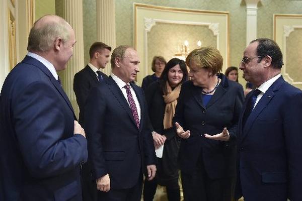 El presidente bielorruso, Alexánder Lukashenko, asiste junto a los  presidentes de Rusia, Francia y la canciller alemana. (Foto Prensa  Libre: EFE)