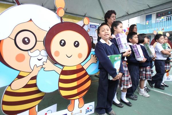 Estudiantes recibieron fascículos del suplemento Yo Leo. (Foto Prensa Libre: Esbin García)