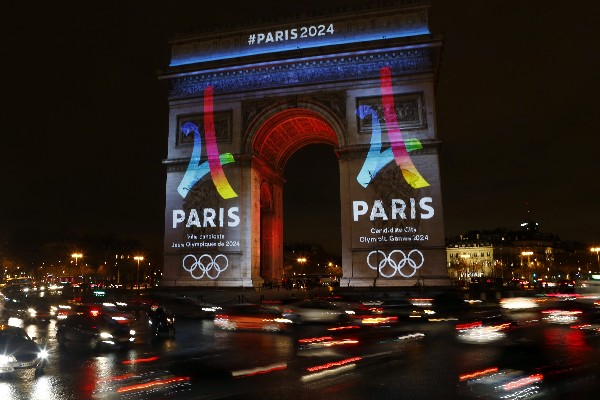 En el Arco del Triunfo, en París, se proyecto el que sería el logo para los Juegos Olímpicos del 2024. (Foto Prensa Libre: AP)