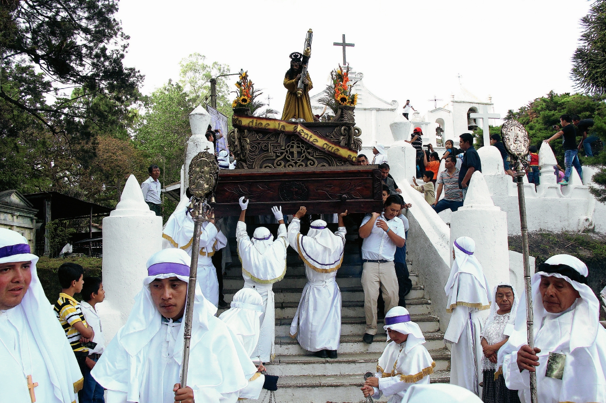 Cargadores inician el descenso de las 137 gradas de la Iglesia de El Calvario, con el anda de Jesús Nazareno de El Calvario. (Foto Prensa Libre: Eduardo Sam)