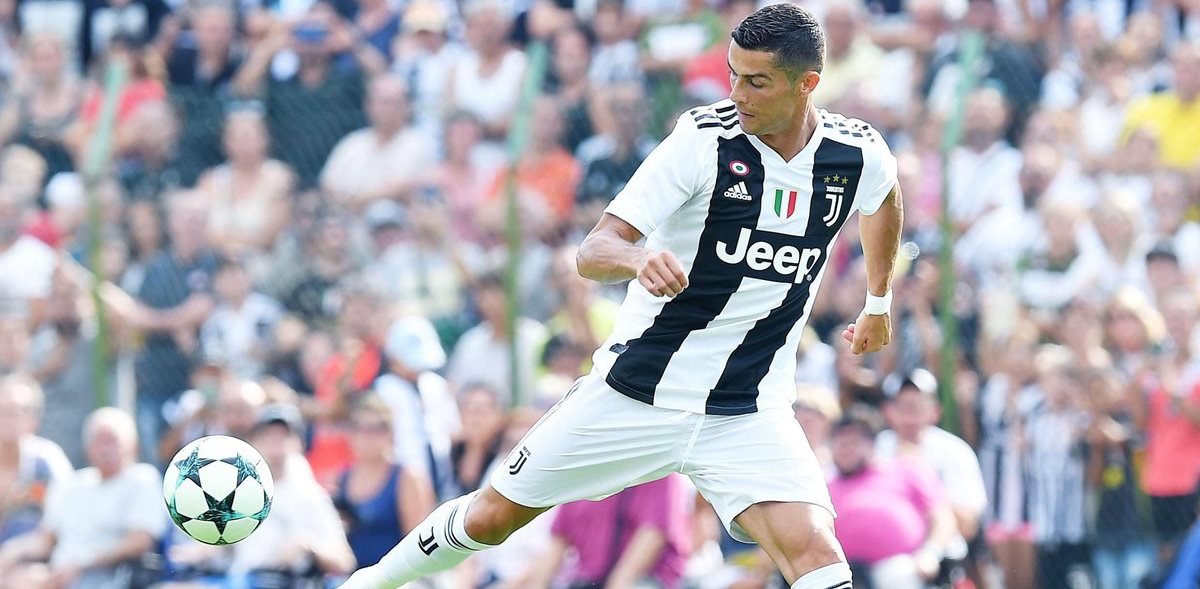 Cristiano Ronaldo jugó su primer partido con la Juventus de Turín. (Foto Prensa Libre: EFE)