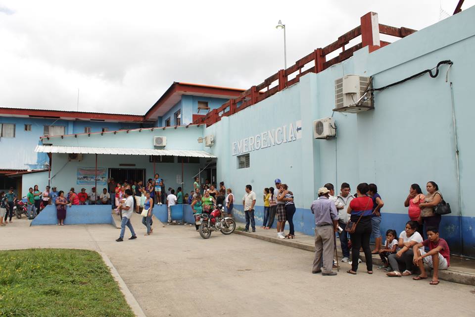 Estudiantes, amigos y familiares de Julio Antonio Penados Sincuir esperan información en la emergencia del Hospital Regional de San Benito. (Foto Prensa Libre: Rigoberto Escobar)
