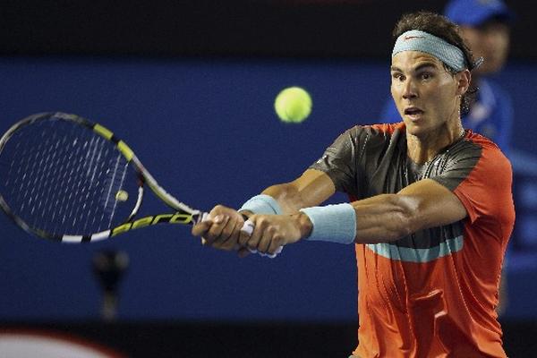 Rafael Nadal pasó a segunda ronda luego de que su rival, Bernard Tomic, abandonara por una lesión muscular. (Foto Prensa Libre: EFE)