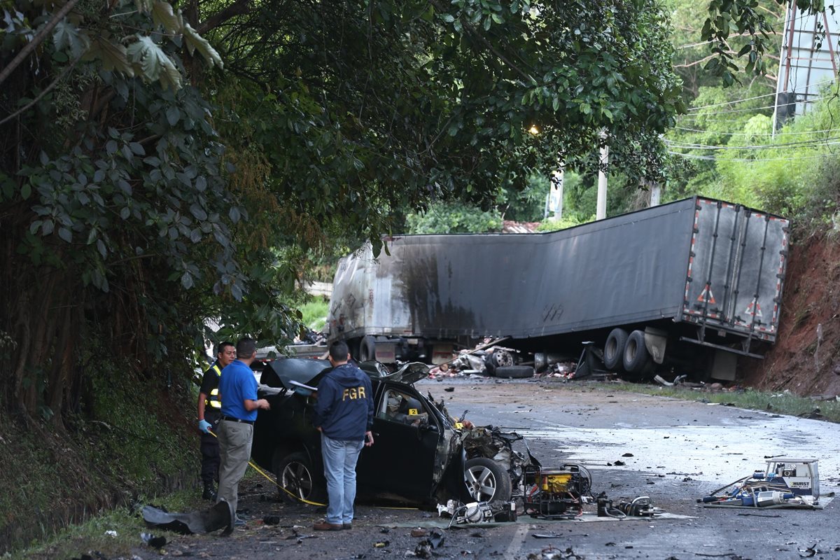El sedán quedó destruido por el impacto. (Foto Prensa Libre: LPG)