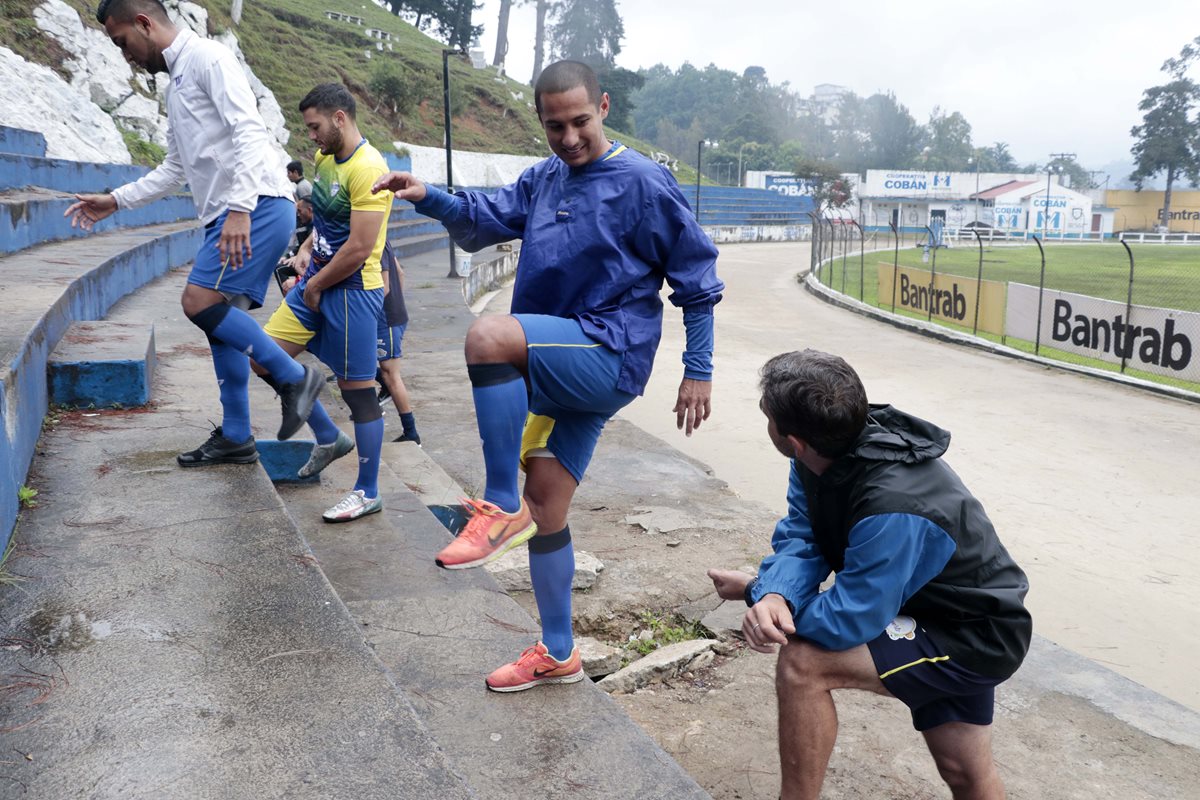 El defensa cobanero Rafael González habla con el técnico Fabricio Benítez durante el entrenamiento de los príncipes azules en el estadio Verapaz. (Foto Prensa Libre: Eduardo Sam)