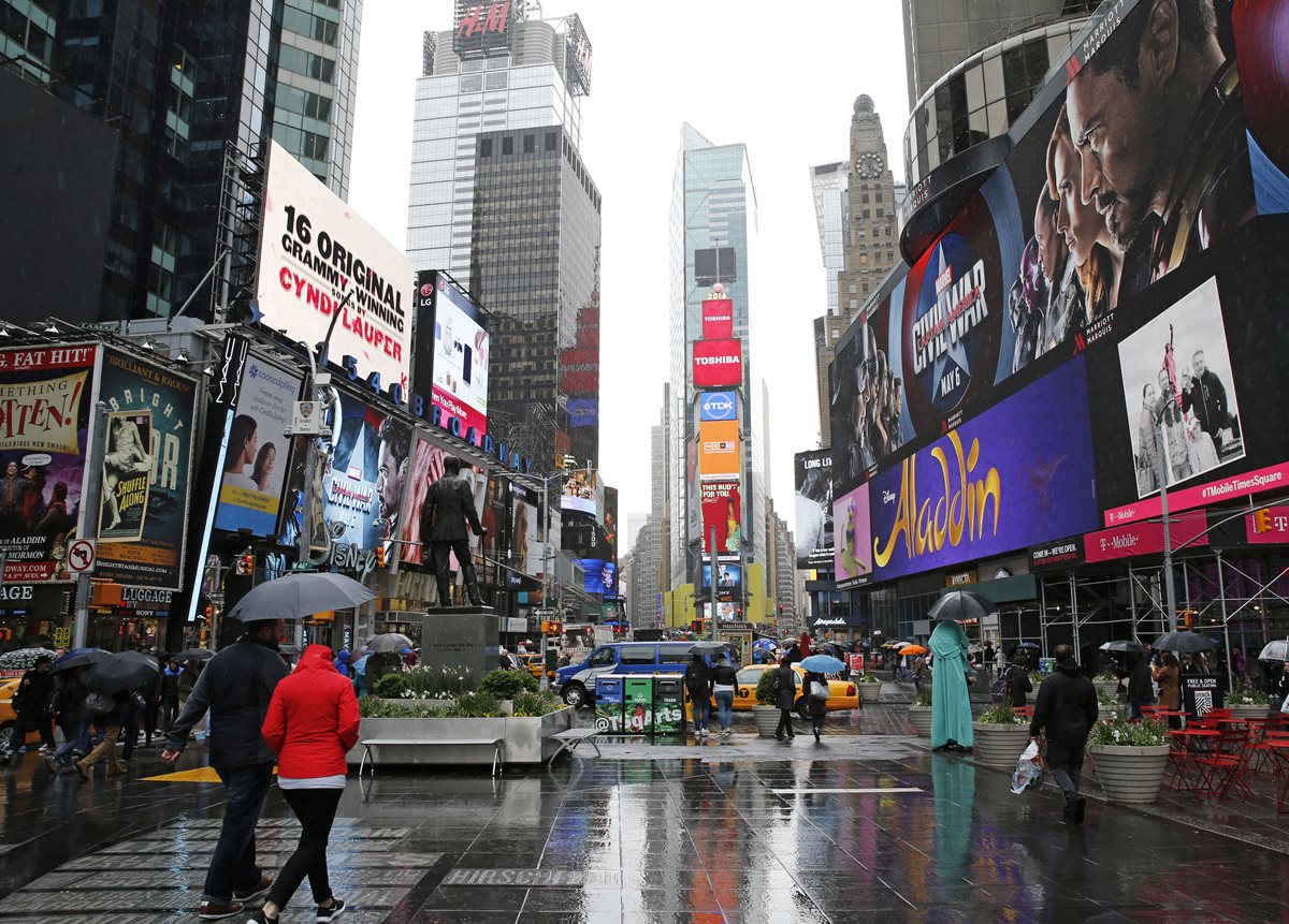 Peatones caminan sobre la calle de Times Square, en el corazón de Nueva York. (Foto Prensa Libre: AP).