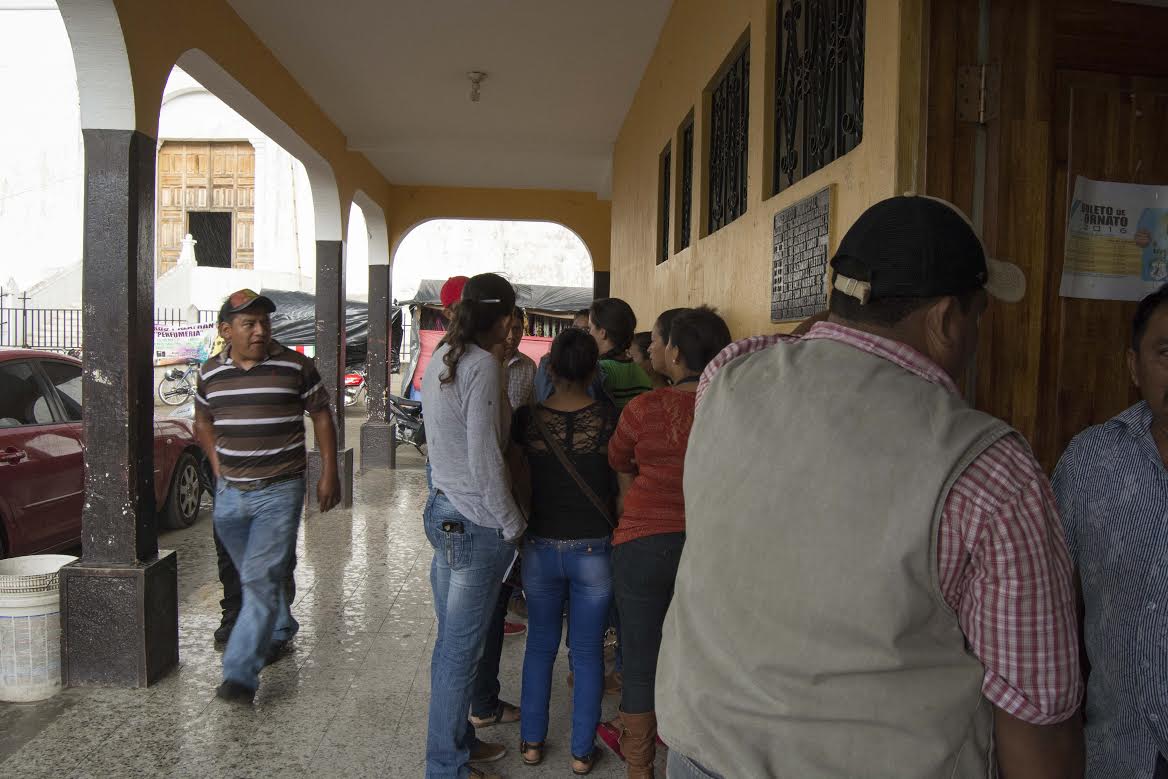 Exempleados de la comuna de Cubulco permanecían a las afueras del inmueble, a la espera de ser notificados de su despido. (Foto Prensa Libre: Carlos Grave)