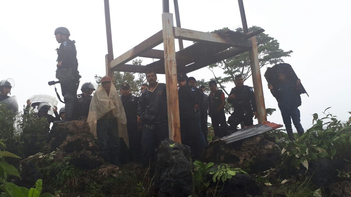Agentes de la PNC resguarda a un grupo de pobladores que fueron amenazados por los manifestantes. (Foto Prensa Libre: Cortesía PNC)