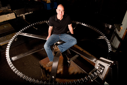 Imagen icónica de Jeff Bezos y su reloj gigante. (Foto del sitio hardwarezone.com.my)