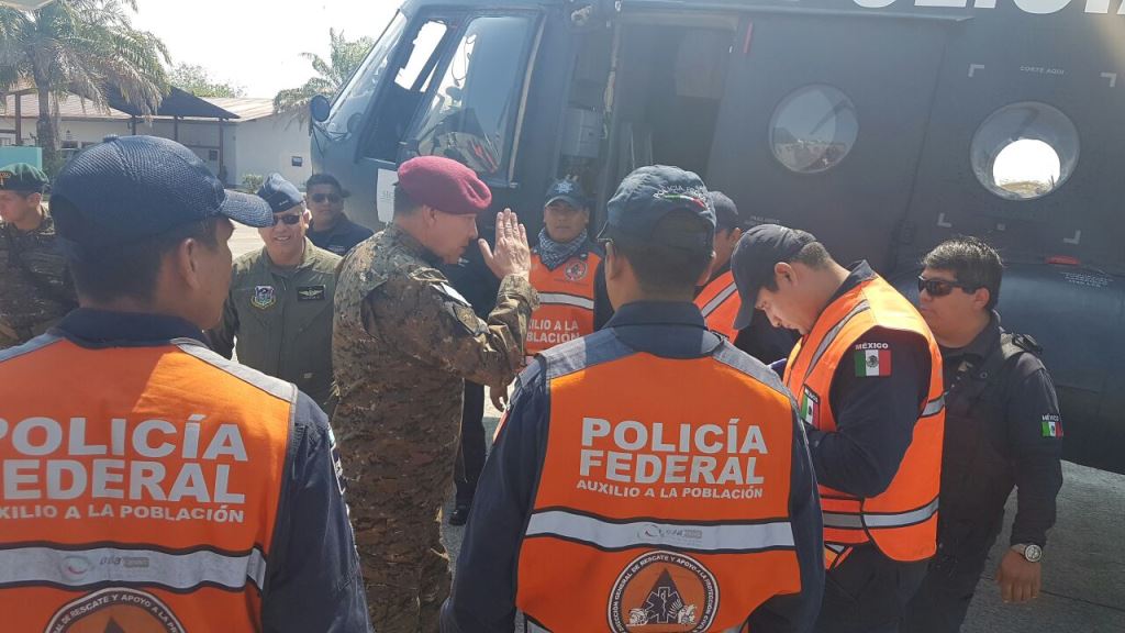 Un helicóptero de la Policía Federal Mexicana arriba a Petén para apoyar el cambate contra los incendios forestales. (Foto Prensa Libre: Rigoberto Escobar)