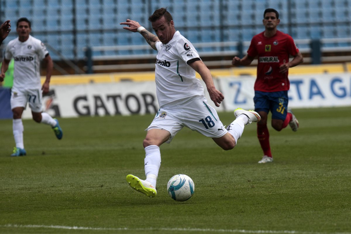 Emiliano López domina el balón durante el clásico 289 entre Comunicaciones y Municipal. (Foto Prensa Libre: EFE)