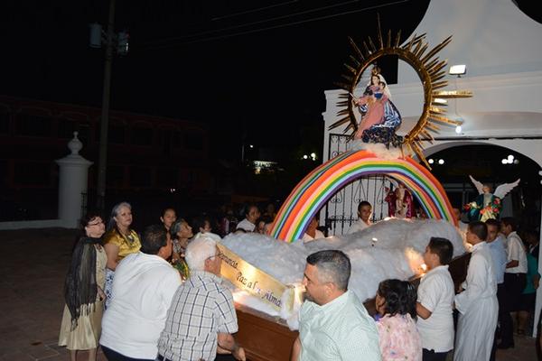 Vecinos de Río Hondo, Zacapa, llevan a procesión a la Virgen de Candelaria, en la celebración de su día. (Foto Prensa Libre: Víctor Gómez)