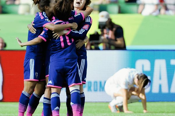 Las jugadoras japonesas festejaron a lo grande el pase a la final. (Foto Prensa Libre: EFE)