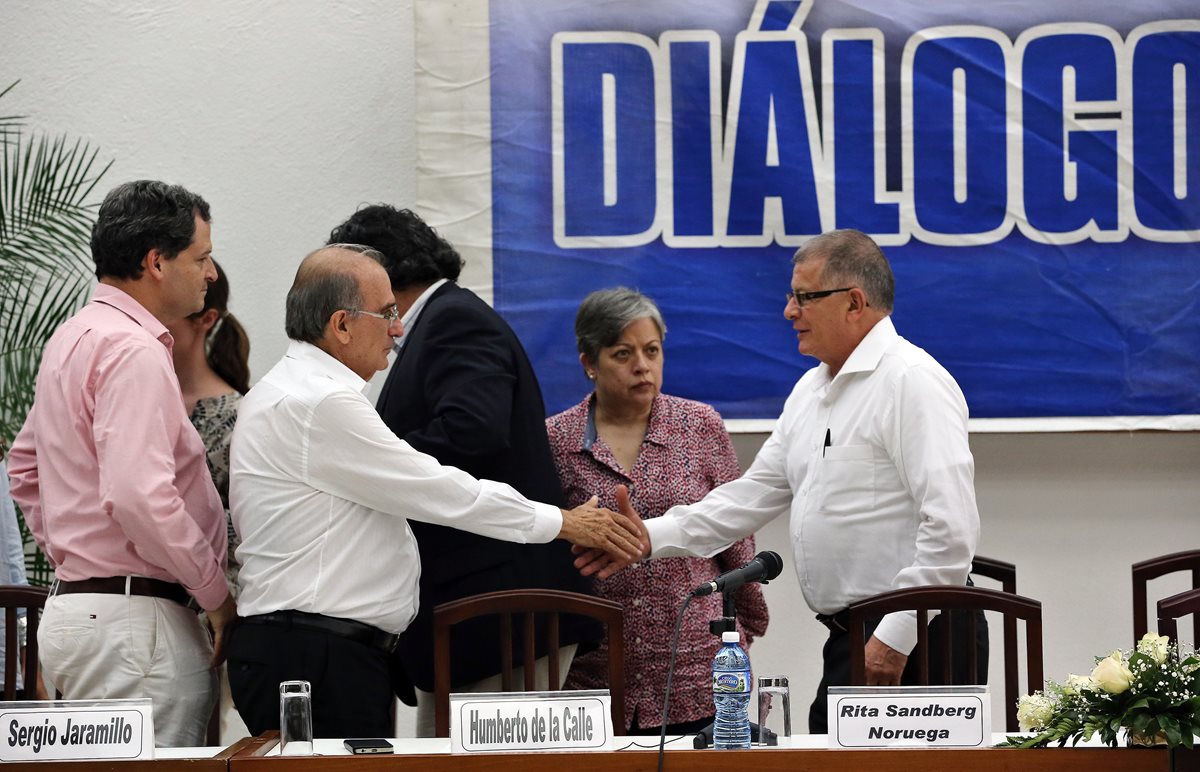 El jefe del equipo negociador del Gobierno de Colombia, Humberto de la Calle (i) saluda al comandante de las Farc, Rodrigo Granda (d) en La Habana, Cuba. (Foto Prensa Libre: EFE).