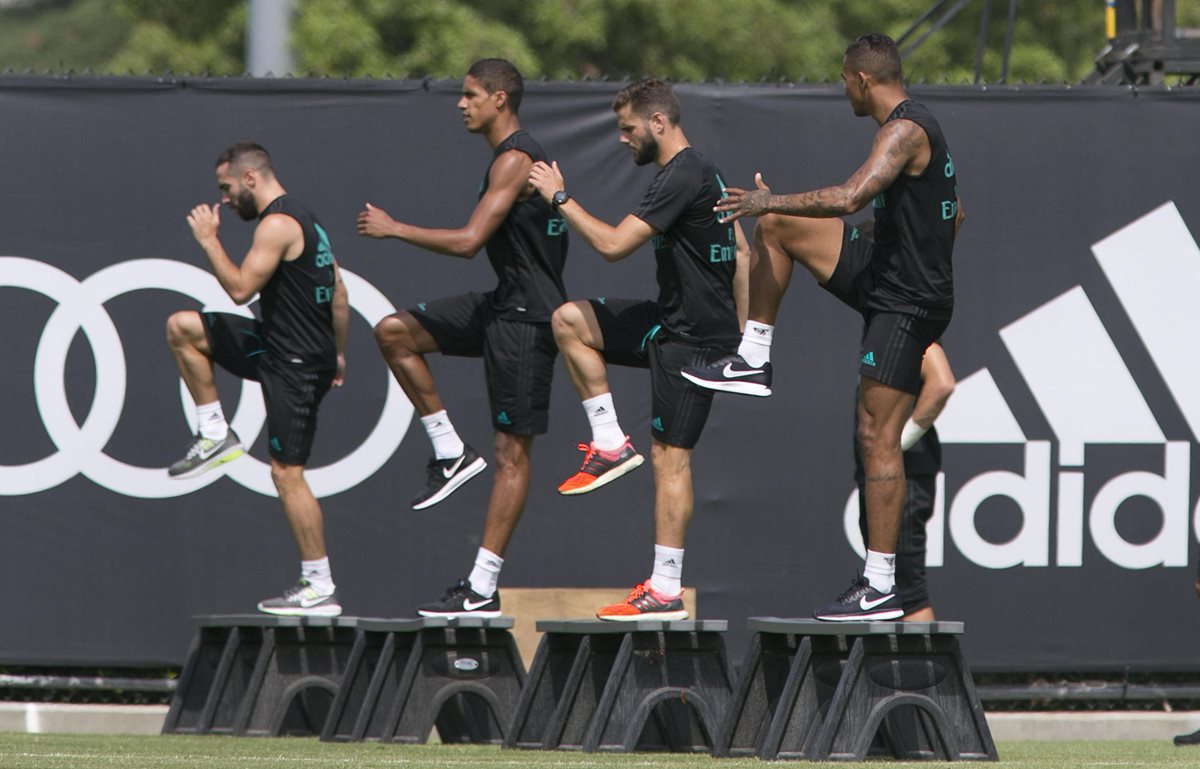 El Real Madrid enfrentará al Barcelona en agosto, en un partido amistoso. (Foto Prensa Libre: EFE)