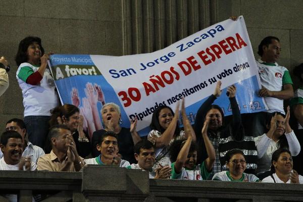 Pobladores celebran luego de que el congreso aprobara con 126 votos a favor la creación del municipio de San Jorge Zacapa (Foto Prensa Libre: Paulo Raquec)<br _mce_bogus="1"/>