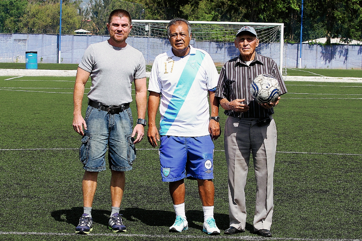 Francisco Pinula Contreras, Óscar el Conejo Sánchez y Juan Manuel Funes, tres generaciones unidas por la Selección Nacional de Guatemala. (Foto Prensa Libre Fernando López R.)