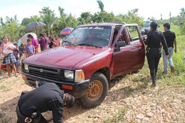 Policías buscan evidencias en el picop localizado en Sayaxché. (Foto Prensa Libre: Rigoberto Escobar)<br _mce_bogus="1"/>