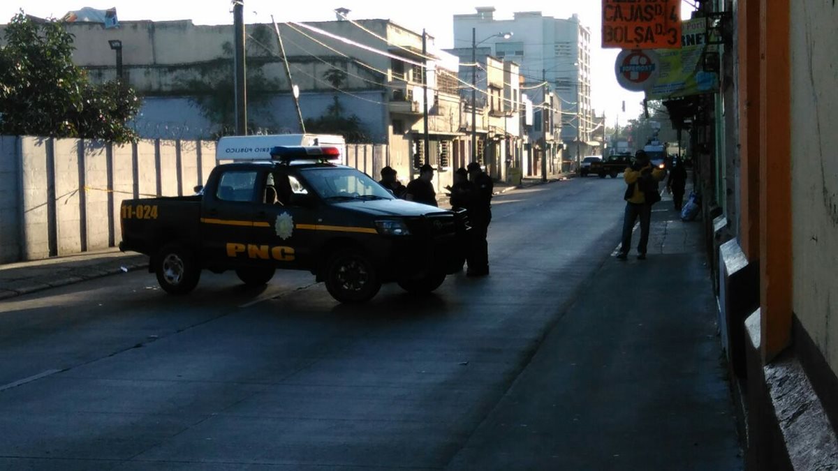 La Policía Nacional Civil acordona el área donde ataque armado deja muerto a un inspector de buses. (Foto Prensa Libre: Estuardo Paredes)