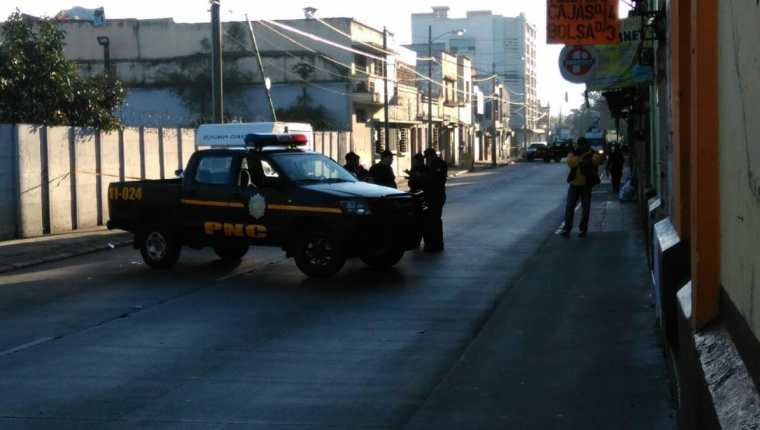 La Policía Nacional Civil acordona el área donde ataque armado deja muerto a un inspector de buses. (Foto Prensa Libre: Estuardo Paredes)