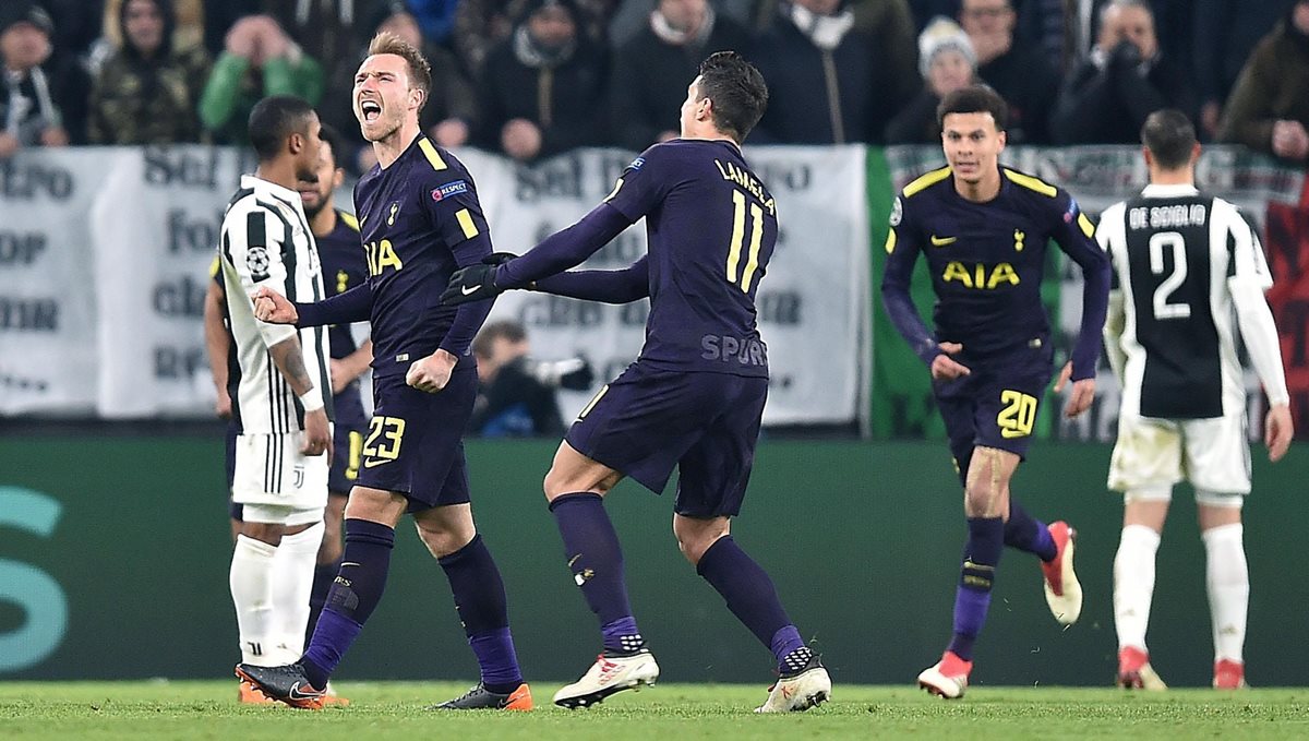 Los jugadores del Tottenham celebran el empate anotado por Christian Eriksen con un tiro libre. (Foto Prensa Libre: EFE)