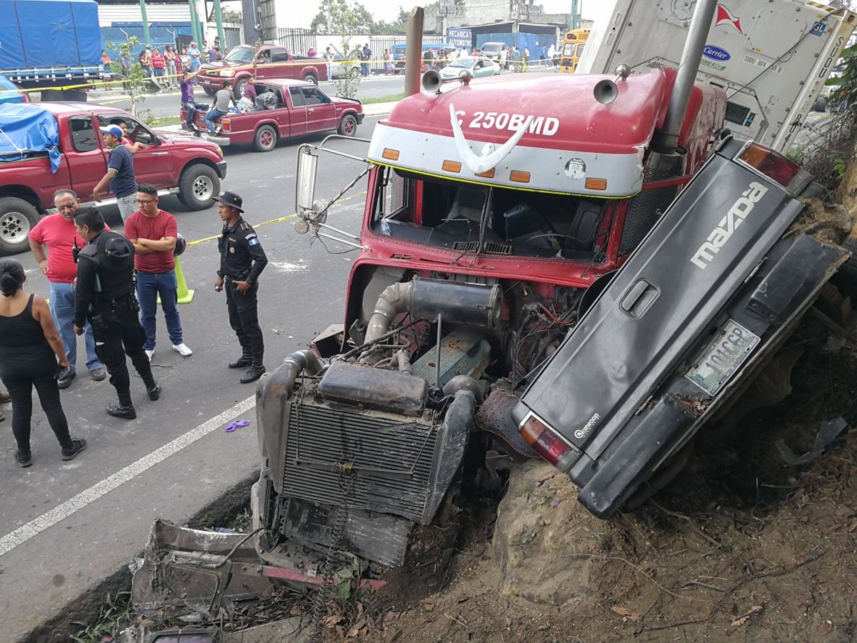 Tráiler causa accidente de tránsito en la carretera Interamericana. (Foto Prensa Libre: Álvaro Interiano)