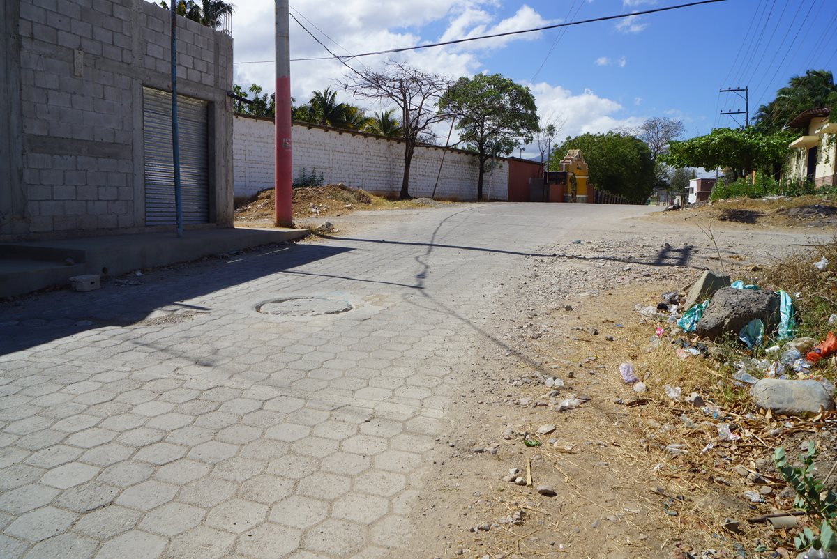 Basura se observa en una de las calles de la colonia Shoropín en Chiquimula. (Foto Prensa Libre: Mario Morales)