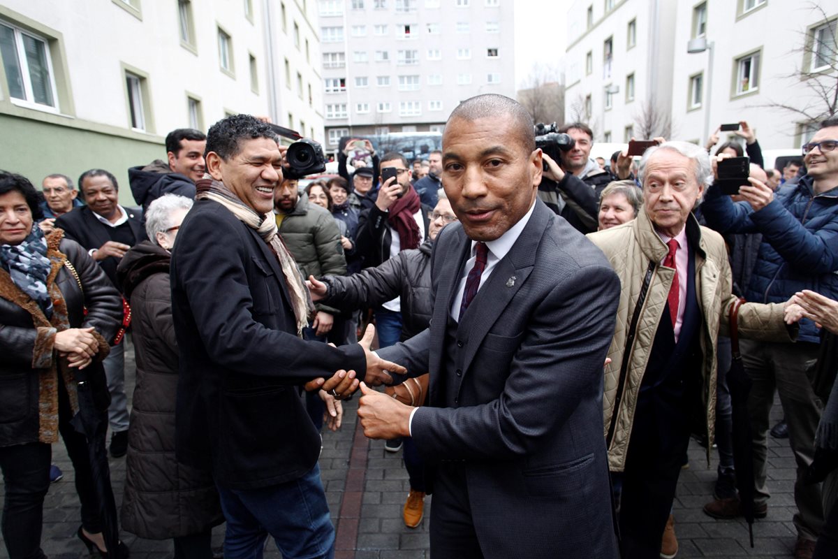 El brasileño Mauro Silva, exjugador del Deportivo de La Coruña llega al calle donde se le pondrá su nombre en reconocimiento por su labor en dicho club. (Foto Prensa Libre: EFE)