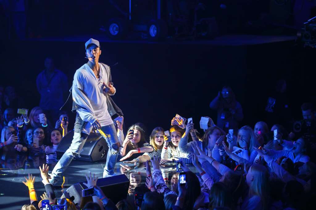 Justin Bieber se enoja durante concierto en Oslo Noruega y abandona el escenario. (Foto Prensa Libre: AP)