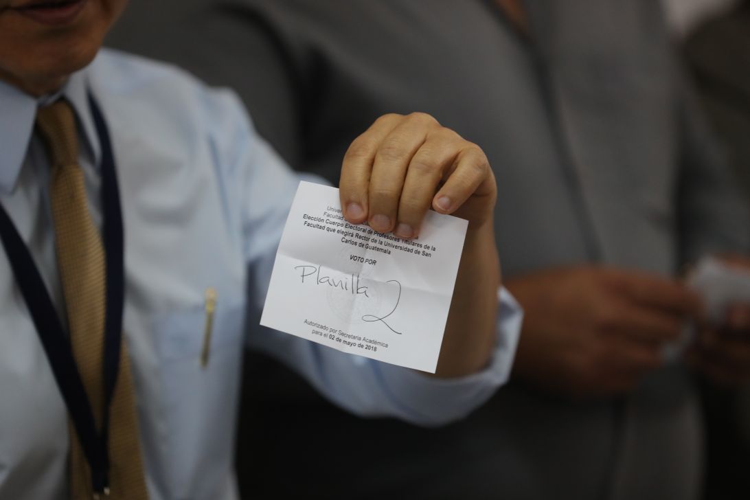 Uno de los delegados de mesa muestra uno de los votos emitidos