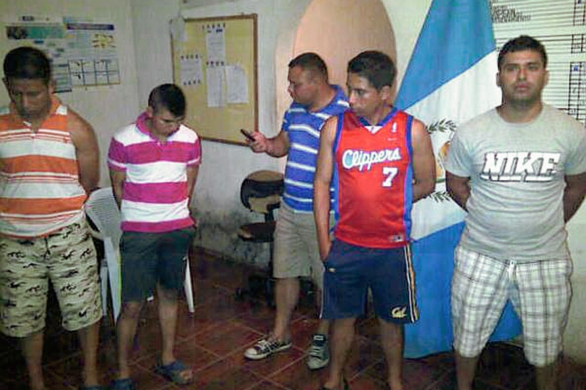 Los cinco agentes cuando fueron detenidos en la subestación de San Manuel Chaparrón. (Foto Prensa Libre: Hemeroteca PL)