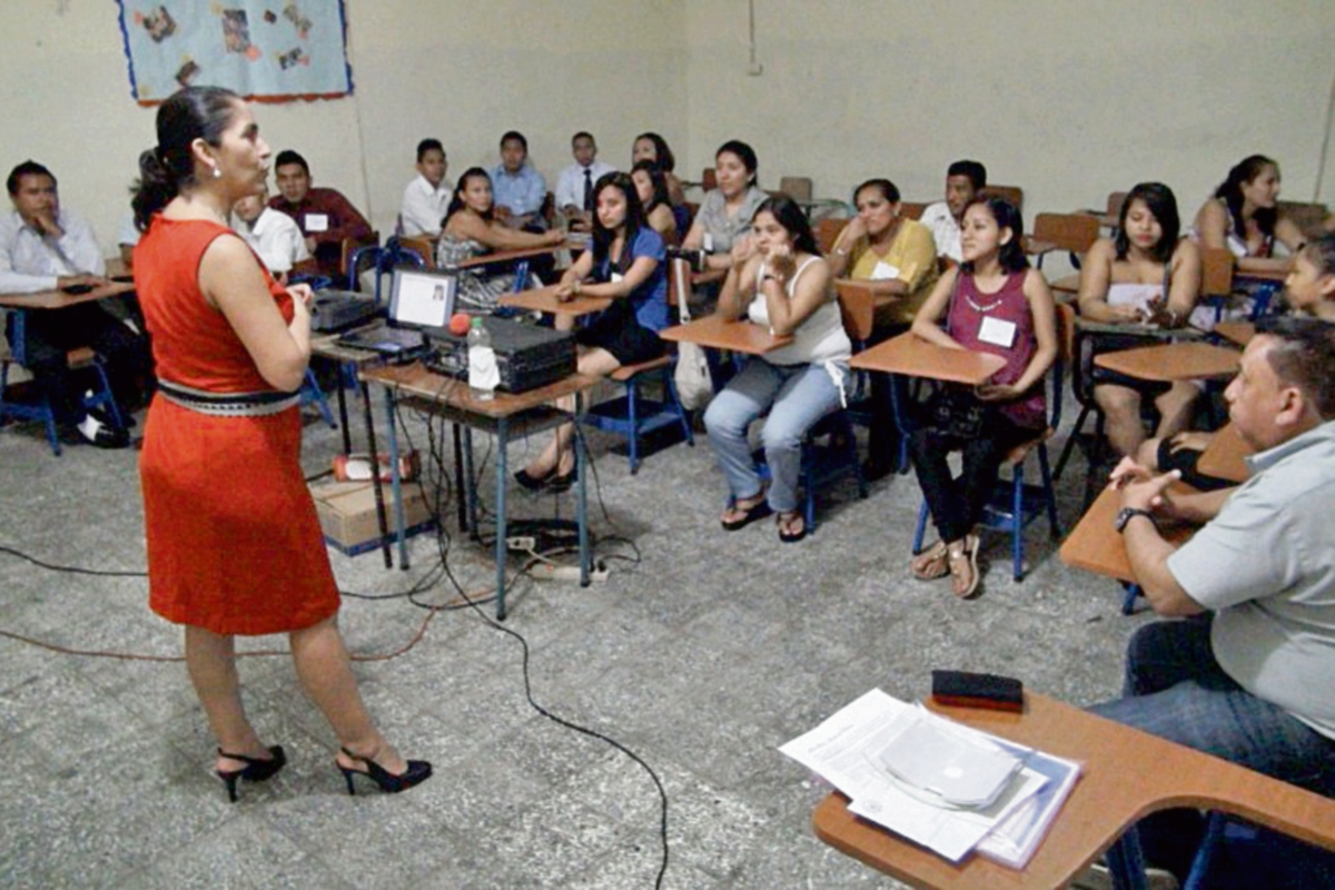 Instructora empresarial imparte taller a estudiantes en escuela comercial de Mazatenango.