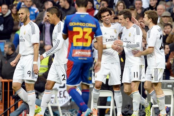 Gareth Bale festeja su golazo que le inyectó vida al equipo merengue. (Foto Prensa Libre: AFP)