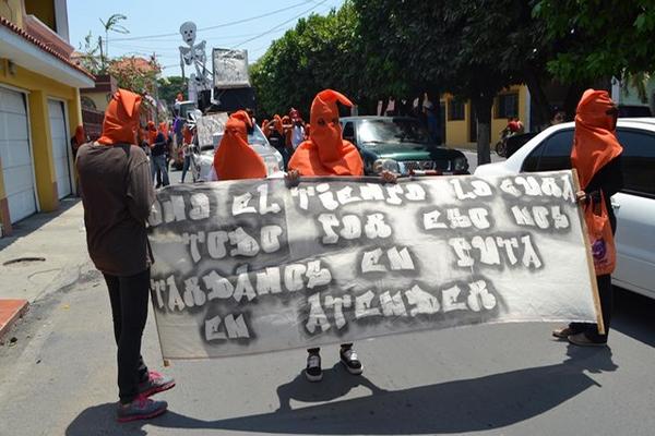 Los universitarios de Guastatoya, El Progreso realizaron su desfile bufo donde criticaron a las autoridades. (Foto Prensa Libre: Hugo Oliva)
